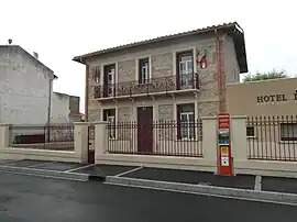 The town hall in Villeneuve-la-Rivière