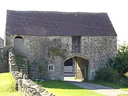 Gatehouse to west of Manor Farmhouse