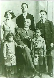 Manuel de Jesús Andrade Suárez (center) with his family.
