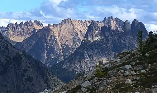 Snagtooth Ridge (left) from Maple Pass trail