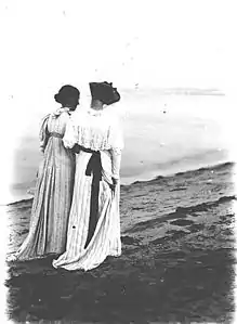 Photograph of Anna Ancher and Marie Krøyer on Skagen beach (1893)