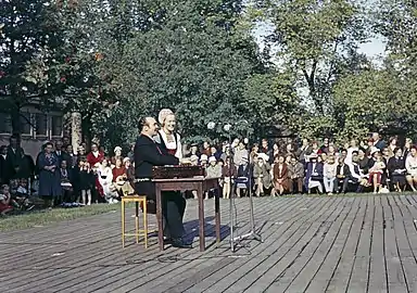 Martti performing with his wife Martta for an audience at the courtyard of the National Museum of Finland in 1966