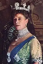 Queen Mary wearing the crown without arches, 1914