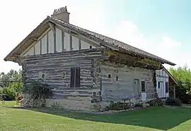 A stacked-beam house in Mazières-Naresse