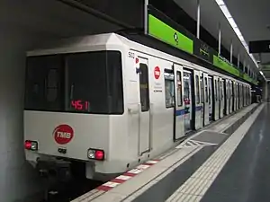 A 500 series train at Trinitat Nova station