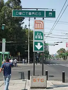 Picture of a sign indicating one of the entrances to Doctores station.