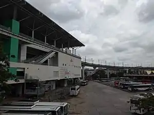 Outdoor above-ground metro station, with parked buses