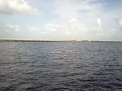 The Midpoint Memorial Bridge spanning the river and connecting the cities of Cape Coral and Fort Myers (2008).