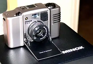 Minox MDC Minoxar 35mm/2.8 lens, a wide angle Tessar type lens.