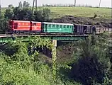 The mixed train on the first curved bridge near the Corvin's Castle.(photo: Steve Thomason, 10 June 1998)