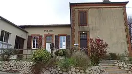 The town hall in Monès