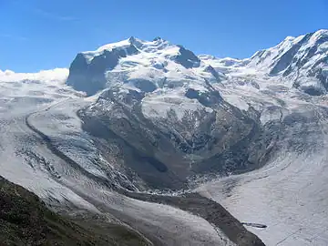 2005: The connection between the upper and lower part is still given and the moraine is still clearly fed by its upper part; the old Monte Rosa Hut (2,795 m) is easily recognizable above the left over, north-eastern lateral moraine of the Border Glacier (in the middle, right)