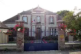 The town hall in Montigny-le-Chartif
