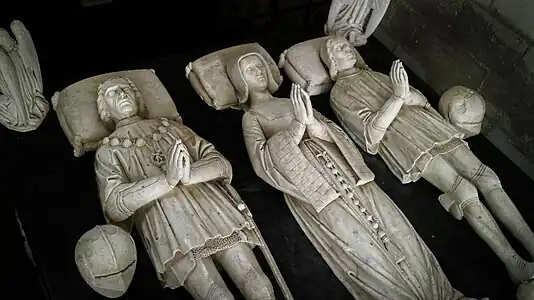 Detail of the recumbent figures.