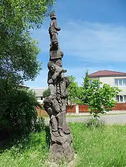 Houses of Mostiškės and wooden sculpture