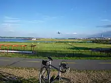 Watching airplanes take off from Gravelly Point