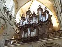 Photograph of the organ in low angle