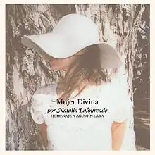 A brunette woman is wearing a white blouse and a white hat that covers her most of her face. The words "Mujer Divina" and "Homenaje a Agustín Lara" are placed beneath her.