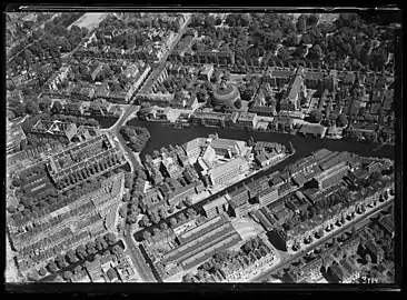 Aerial photo of the Roetersstraat and surroundings, seen in a northerly direction. In the middle under the Roetersstraat. Plantage Muidergracht in the middle from left to right. Behind it the Plantage neighborhood ; circa 1930.