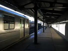 Manhattan-bound platform before renovation, looking south