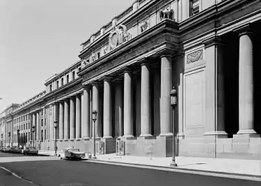 Image 22Pennsylvania Station in 1962, two years before it was torn down, an event which jump-started the historic preservation movement. (from History of New York City (1946–1977))