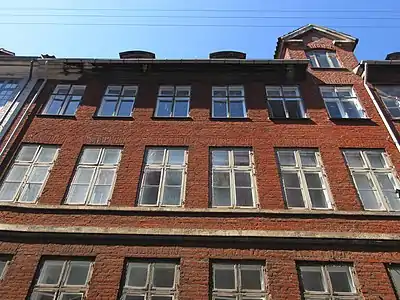 The facade on Naboløs