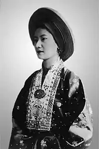 Nam Phương empress was wearing khăn vành dây with áo Nhật Bình.