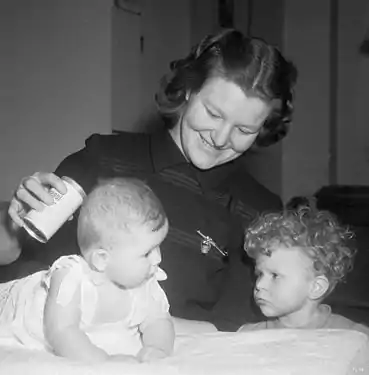 Nel van Vliet with her children in 1952