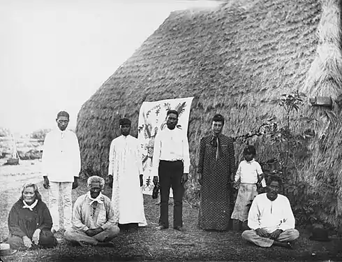 Group of people from Niʻihau with their quilt, 1885