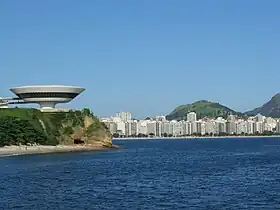 In the foreground, to the left, the Museum of Contemporary Art of Niterói. In the background, Icaraí Beach.