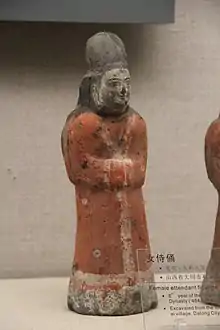 Example of a female attendant wearing an early Xianbei garb, the opening is zuoren, unearthed in Sima Jinlong tomb, Northern Wei, 484 AD.