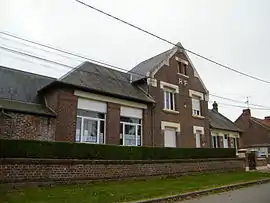 The town hall and school in Offoy