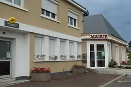 The town hall and post office of Oizé