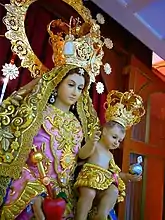 Closeup of the image and its crowns, shortly before the enthronement.