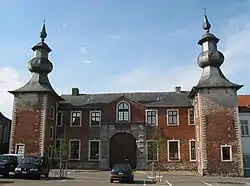 De voorgevel en de twee torens van het kasteel van Jauche