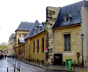 The new wing also has a street facade (the main portal being on the left of the picture), in which a wall of La Force Prison, formerly on this location, was kept