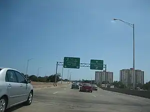 A road sign on the southbound side of PR-12 announcing the PR-133/Comercio Street exit towards Downtown Ponce (Ponce Centro)