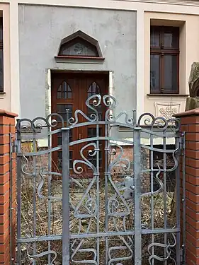 Entry fance[clarification needed] and gate