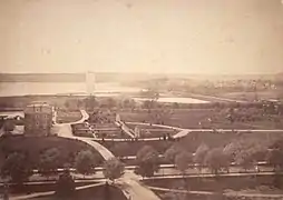 Side view of the building and the gardens. The Washington Memorial is under construction.