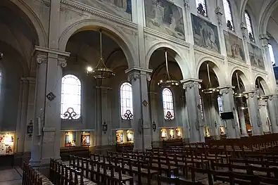 Arcades and collateral aisle in the nave