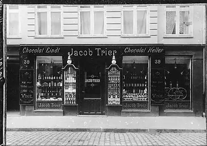 Facade of the shop photographed by Peter Elfelt in 1918.