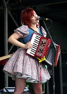 piney gir playing on stage
