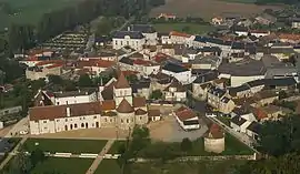 The church and surrounding buildings in Lencloître