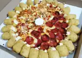 Brazilian half-pepperoni, half-ham, olives and requeijão pizza, with cream cheese-filled bun crust