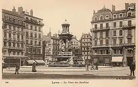 The Place des Jacobins, in 1900In the background, the first buildings of the rue Mercière, destroyed when it was re-developed in its southern part