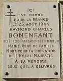 Plaque commemorating Raymond Bonenfant, who was killed at 17 rue Galilée in the battle for the nearby Hotel Majestic
