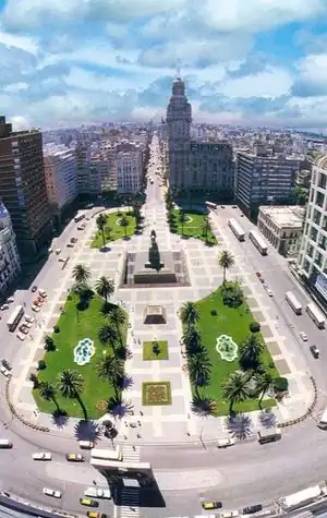 Plaza Independencia. The Gateway of the Citadel, the Artigas Mausoleum and the Palacio Salvo can be seen in the picture.