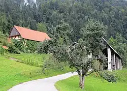 The hamlet of Dolenc in Podpleče