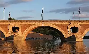 Detail of the piers and an arch.