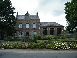 The town hall and school in Ponthoile